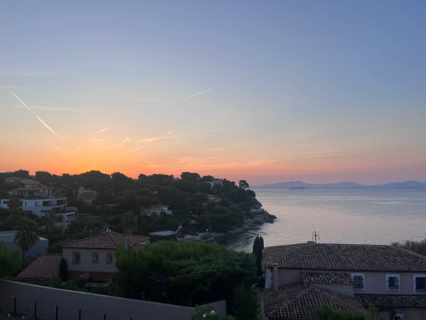 Day 55 – Seaweed Beaches, Pool Swims, and a Pub Dinner